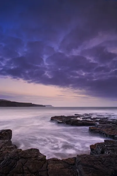 Hermoso paisaje de paisaje marino tonificado de costa rocosa al atardecer — Foto de Stock