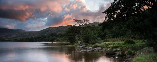 Panorama paisaje impresionante amanecer sobre el lago con timbre de montaña —  Fotos de Stock