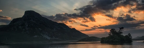 Panoramalandschaft atemberaubender Sonnenaufgang über See in den Bergen — Stockfoto