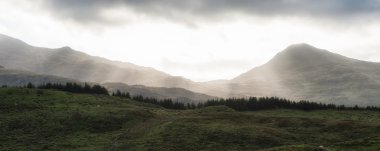 Panorama manzara sunrise sun ile uzaktaki puslu dağlar üzerinde