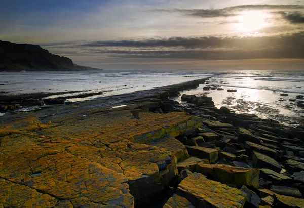 Wunderschöne Meereslandschaft mit felsigem Ufer bei Sonnenuntergang — Stockfoto