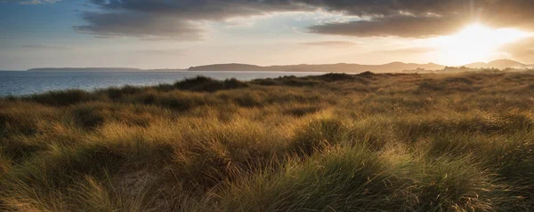 Panorama manzara güzel plaj sahnesi günbatımı sırasında — Stok fotoğraf