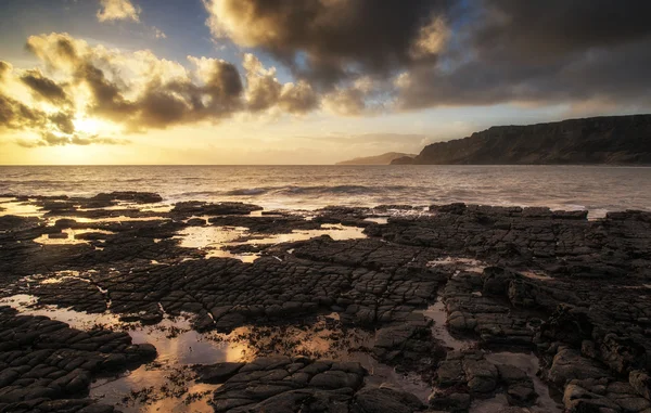 Bela paisagem marinha ao pôr-do-sol com nuvens dramáticas paisagem imag — Fotografia de Stock