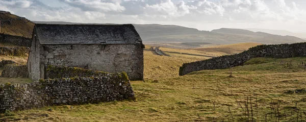 Panoráma táj hagyományos kő barn, őszi countrysid — Stock Fotó