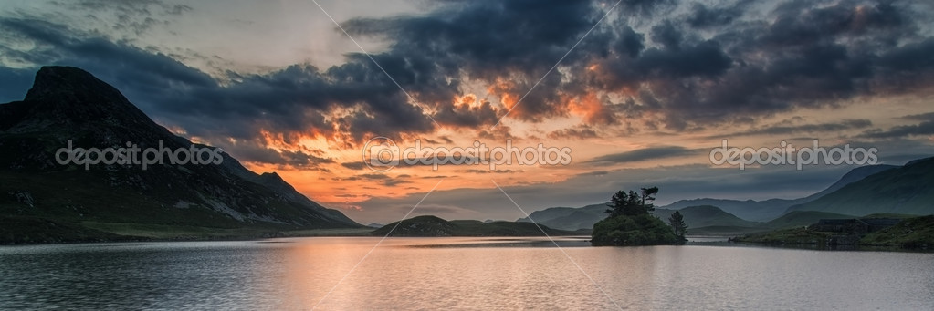 Paesaggio panorama mozzafiato alba sul lago in montagna — Foto Stock