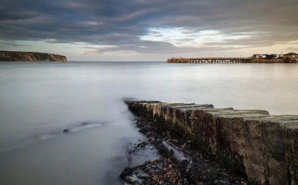 Long exposure seascape landscape during dramatic evening in Wint — Stock Photo, Image