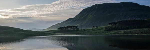 Panorama paisaje impresionante amanecer sobre el lago en las montañas —  Fotos de Stock