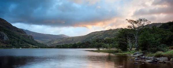 Panorama paisaje impresionante amanecer sobre el lago con timbre de montaña —  Fotos de Stock