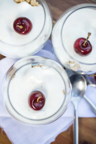 Vanilkový jogurt a čerstvých třešní na snídani — Stock fotografie