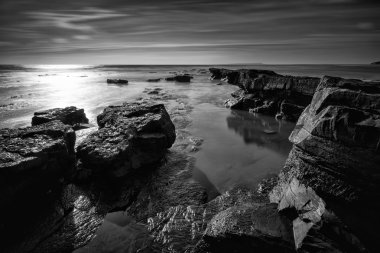 gün batımında kayalık Sahil güzel siyah beyaz manzara
