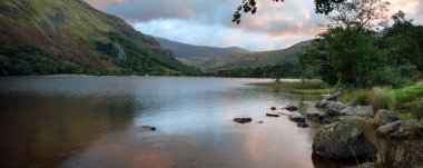Panorama manzara muhteşem gündoğumu dağ Gölü üzerinden çaldı