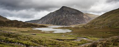 Panorama manzara dağ ve göl kenarında fırtınalı bulutlu gün
