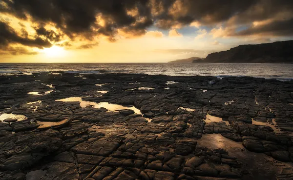 Beautiful seascape at sunset with dramatic clouds landscape imag — Stock Photo, Image