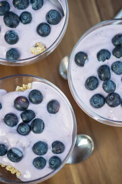 Yogurt alla vaniglia con mirtilli freschi per colazione — Foto Stock