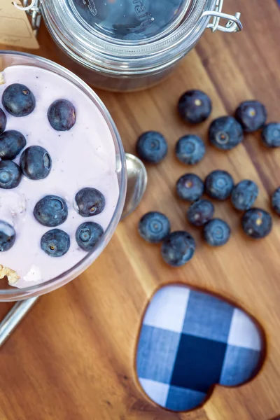 Vanilj yoghurt med färska blåbär till frukost — Stockfoto