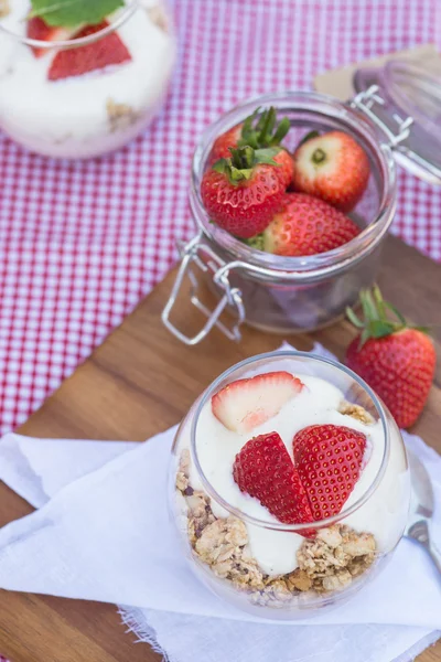 Deliciosas fresas frescas y desayuno con yogur —  Fotos de Stock