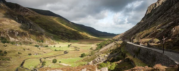 Panorama landscape road through mountain pass on sunny day with — Stock Photo, Image