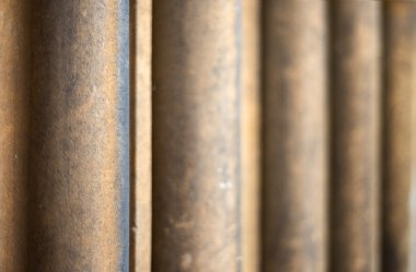 sığ derinlik-in tarla basık aşınmış taş sütunlar üzerinde