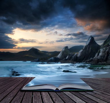 kitap kavramı dağlar ve deniz günbatımı güzel manzara