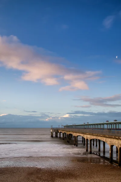 Paesaggio dell'alba del molo che si estende in mare — Foto Stock