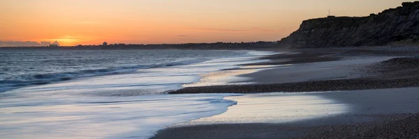 Pôr do sol deslumbrante sobre praia paisagem de exposição longa — Fotografia de Stock