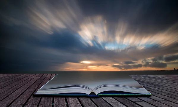 Έννοια βιβλίων όμορφο ηλιοβασίλεμα μακρά έκθεση εικόνας πέρα από τον ωκεανό — Φωτογραφία Αρχείου