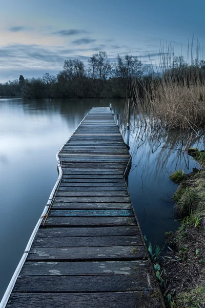 Tranquillo paesaggio al chiaro di luna sul lago e sul molo — Foto Stock