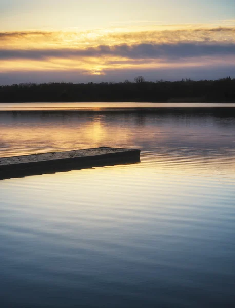 Splendido paesaggio alba primaverile sul lago con riflessi e — Foto Stock