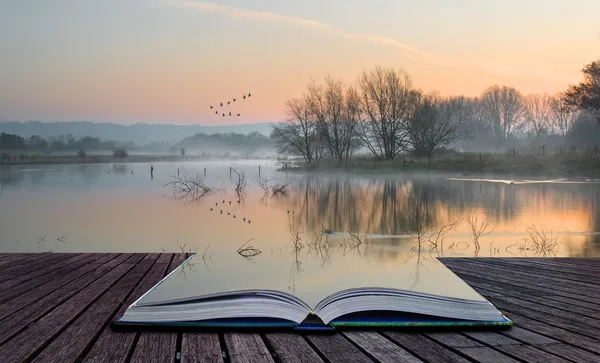 Concepto del libro Paisaje del lago en la niebla con el resplandor del sol al amanecer — Foto de Stock