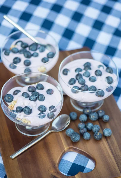 Vanillejoghurt mit frischen Blaubeeren zum Frühstück — Stockfoto