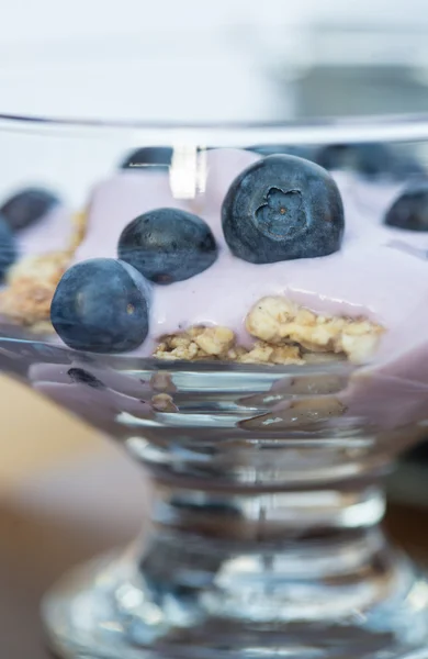 Yogur de vainilla con arándanos frescos para el desayuno —  Fotos de Stock