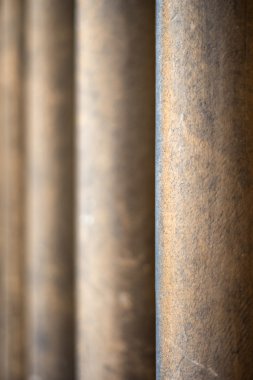 sığ derinlik-in tarla basık aşınmış taş sütunlar üzerinde