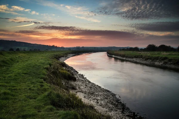 Fantastisk pulserande sunrise återspeglas i lugna floden — Stockfoto