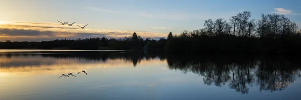 Fantastisk våren sunrise landskap över sjön med reflektioner och — Stockfoto