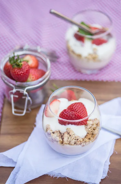 美味的新鲜草莓和酸奶早餐 — 图库照片