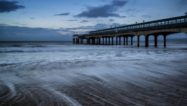 Şafak manzara denize uzanan pier 