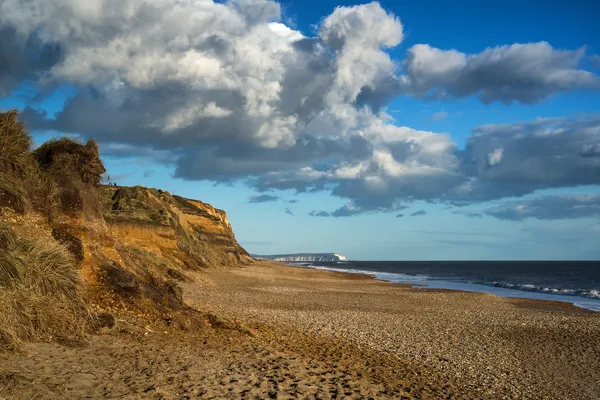 Landskap vivd solnedgång över stranden och klipporna — Stockfoto