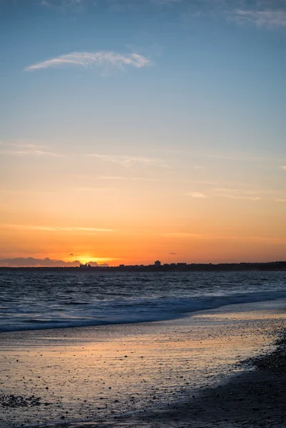 Потрясающий закат над пляжем — стоковое фото