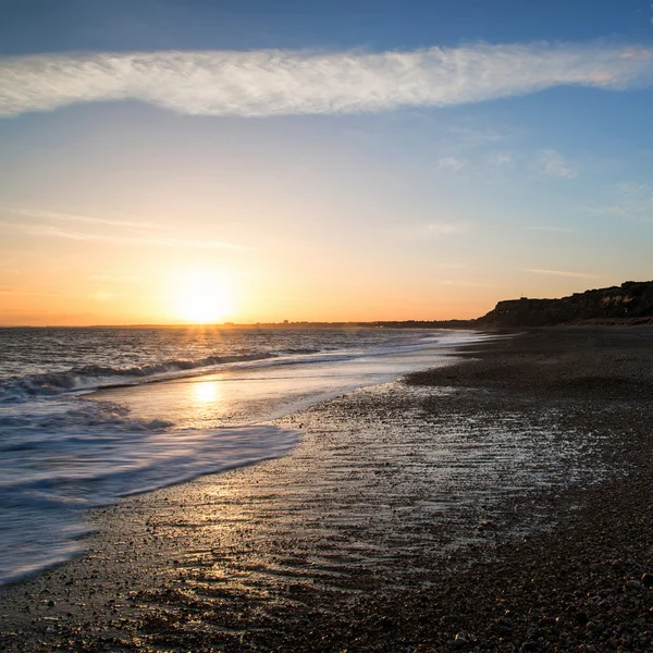 Atemberaubender Sonnenuntergang über Strand Langzeitbelichtungslandschaft — Stockfoto