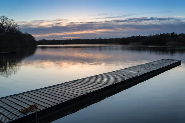 Splendido paesaggio alba primaverile sul lago con riflessi e — Foto Stock