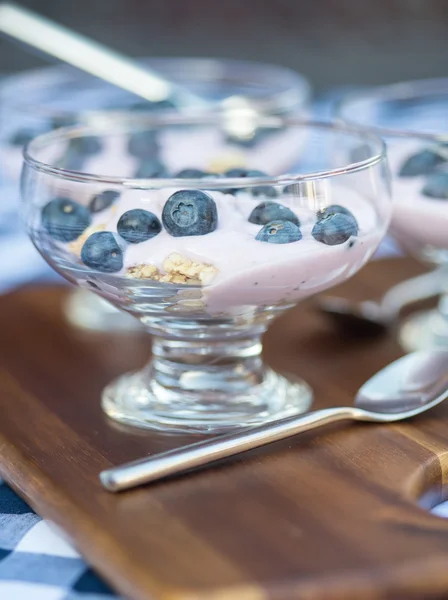 Vanillejoghurt mit frischen Blaubeeren zum Frühstück — Stockfoto