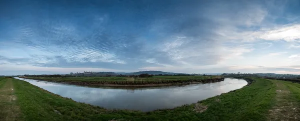 Ampio panorama all'alba sulla campagna con panorama medievale — Foto Stock