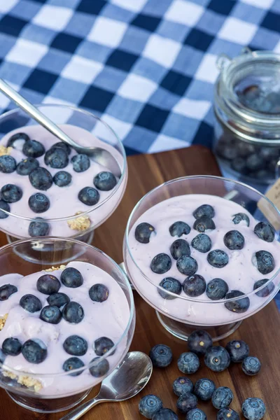 Vanilkový jogurt s čerstvými borůvkami k snídani — Stock fotografie