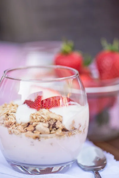 Deliziosa colazione con fragole fresche e yogurt — Foto Stock