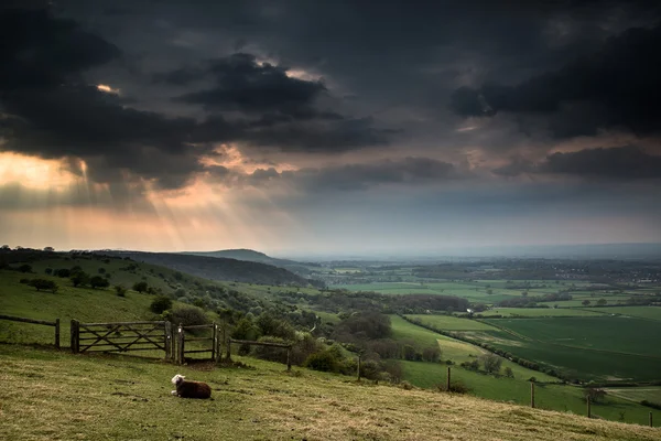 Sunset landscape across English countryside with dramatic sky — Stock Photo, Image