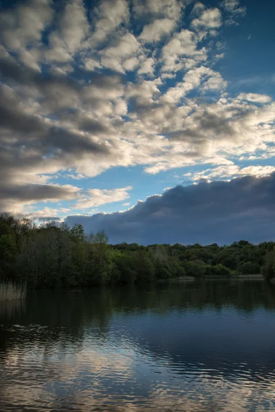 Coucher de soleil vibrant d'été reflété dans les eaux calmes du lac — Photo