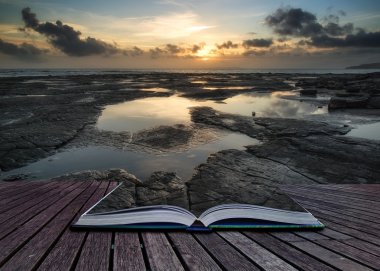 kitap kavramı ile dramatik bulutlar l gün batımında güzel deniz manzarası