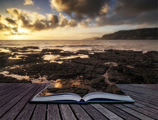 Concepto del libro Hermoso paisaje marino al atardecer con nubes dramáticas l — Foto de Stock