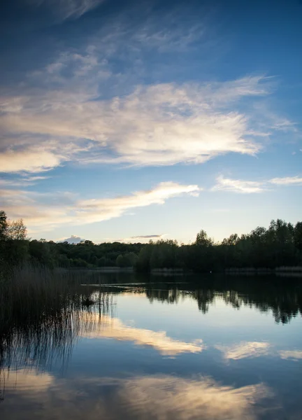 Coucher de soleil vibrant d'été reflété dans les eaux calmes du lac — Photo