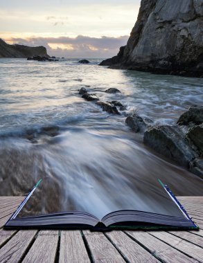 kitap kavramı beach gündoğumu yatay, uzun pozlama dalgalar mo